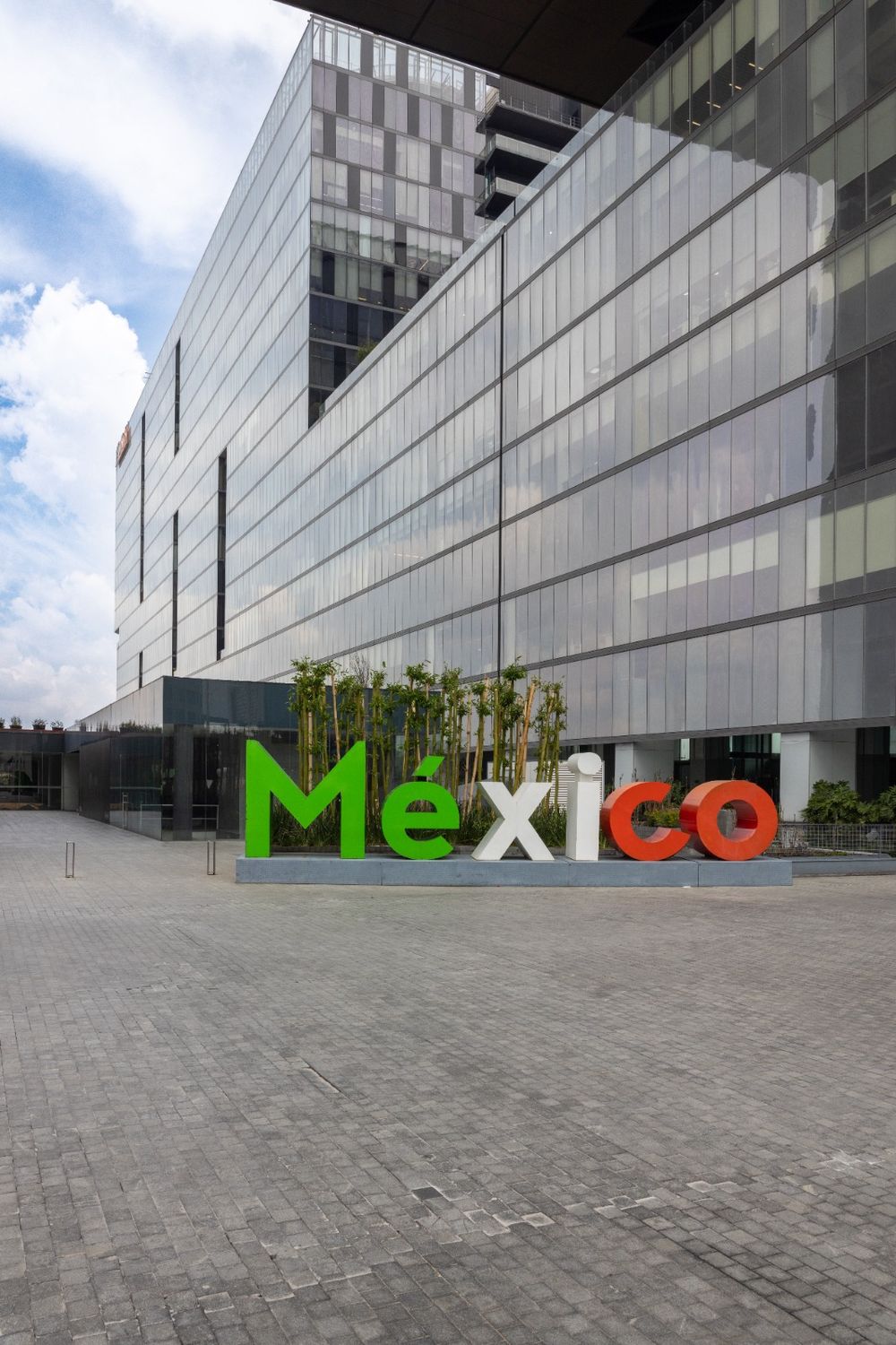 Escultura México en la explanada